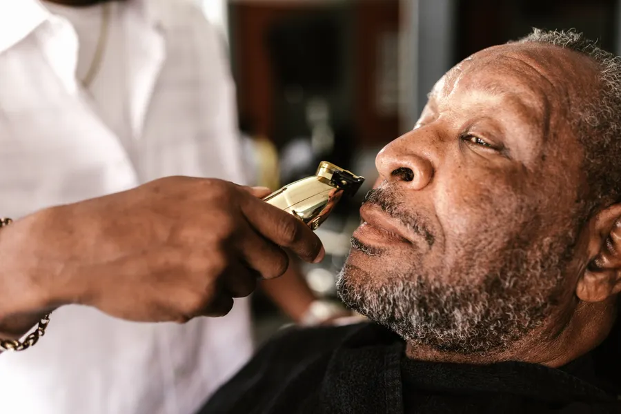 Cliente recebendo cuidado na barba