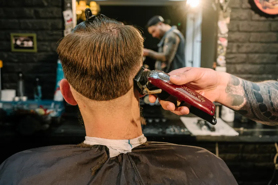 Cliente recebendo corte de cabelo