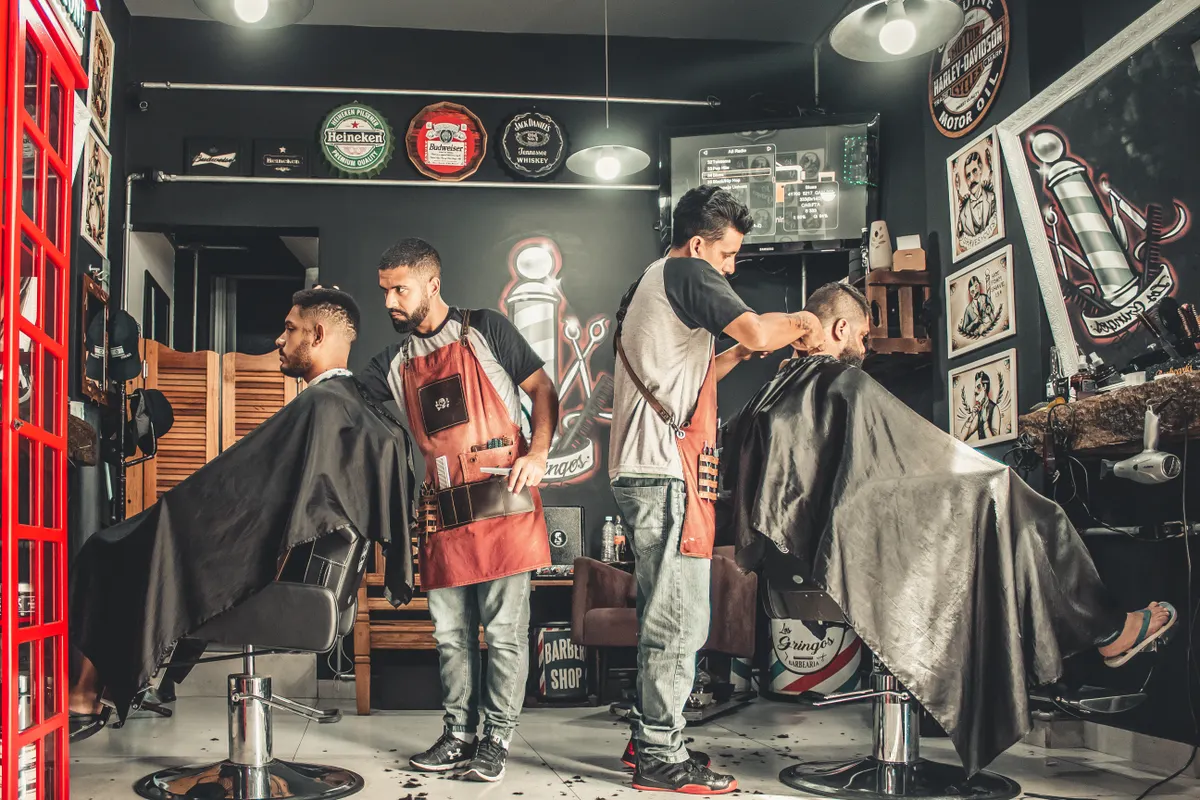 Ambiente de barbearia durante um atendimento